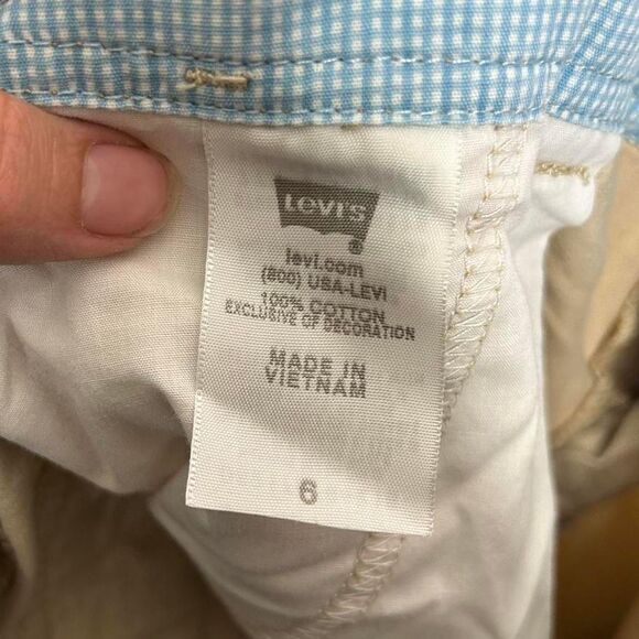 Vintage Y2K 2000s Levi's cream cargo capri pants - Picture 8 of 8